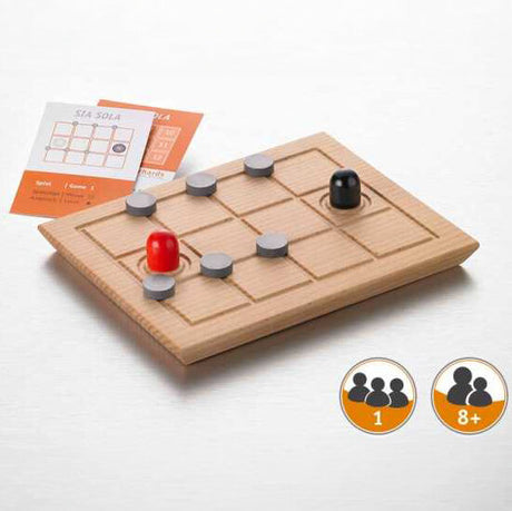 Holzspielbrett mit grauen, roten und schwarzen Spielsteinen, Spielanleitung und Symbolen für 1 oder 8+ Spieler.