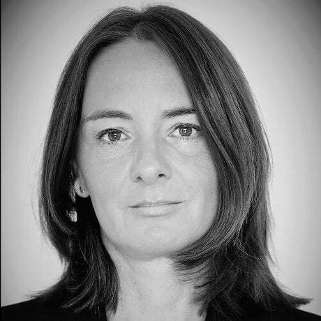 Schwarz-Weiß-Porträt einer Frau mit mittellangem, glattem Haar, direktem Blick und neutralem Ausdruck.