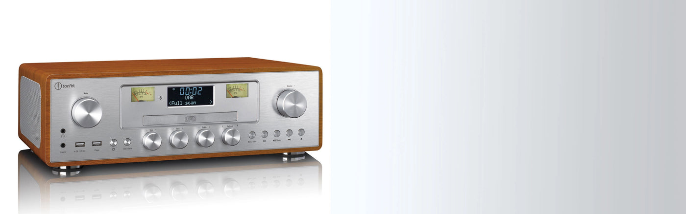 Retro-Musiksystem mit Digitalanzeige und klassischen analogen Anzeigen vor hellem Hintergrund.