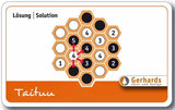 Hexagonale Spielsteine in Schwarz, Weiß und Orange, mit Zahlen und Pfeilen, auf einem Spielbrett mit Lösungsschritten.