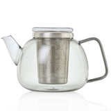 Glas-Kanne mit Teesieb und Metalldeckel, transparent, ohne Inhalt, auf weißem Hintergrund.