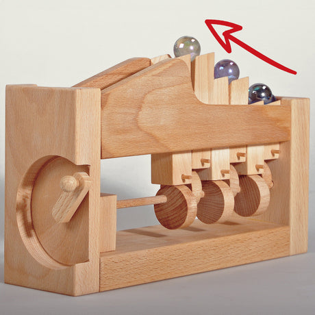Holz-Kugelbahn mit vier Kugeln, die eine Rampe hinunterrollen, rote Markierung oben rechts.