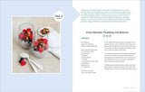 Zwei Gläser mit Chia-Mandel-Pudding, oben Beeren und Nüsse, daneben kleine Schale mit Nüssen, weiße Löffel auf hellem Untergrund.