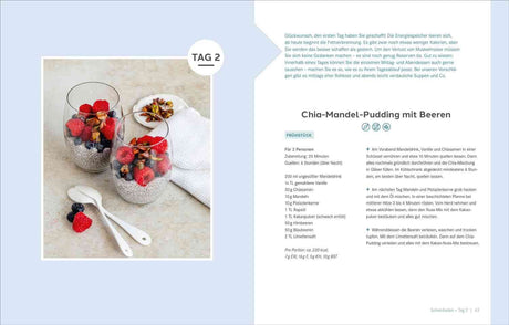 Zwei Gläser mit Chia-Mandel-Pudding, oben Beeren und Nüsse, daneben kleine Schale mit Nüssen, weiße Löffel auf hellem Untergrund.
