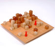 Holzbrettspiel mit bunten Würfeln und zwei roten Spielfiguren auf einem weißen Hintergrund.