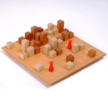 Holzbrettspiel mit bunten Würfeln und zwei roten Spielfiguren auf einem weißen Hintergrund.