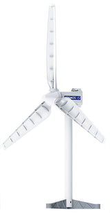 Windkraftanlage mit drei weißen Rotorblättern und einem Turm, auf weißem Hintergrund.