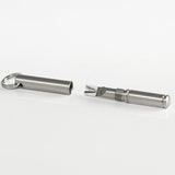Zwei kleine Metallwerkzeuge, eines mit Schlüsselring, auf weißem Hintergrund.