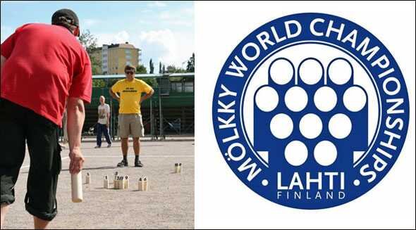 Links: Zwei Männer spielen Mölkky im Sand, einer wirft, der andere steht bereit. Rechts: Logo des Mölkky-Weltmeisterschafts