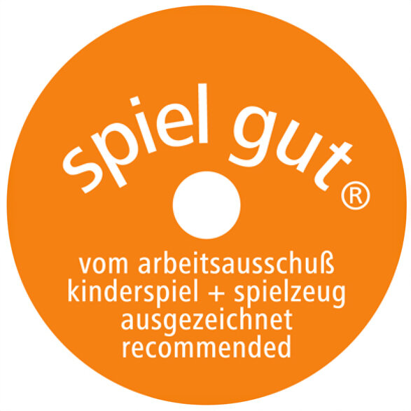 Orangener runder Aufkleber mit weißem Text, der "spiel gut" und weitere Informationen über Auszeichnung für Kinderspielzeug 