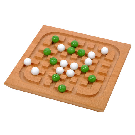 Holz-Board mit weißen und grünen Kugeln, die auf einer Spielfläche angeordnet sind.