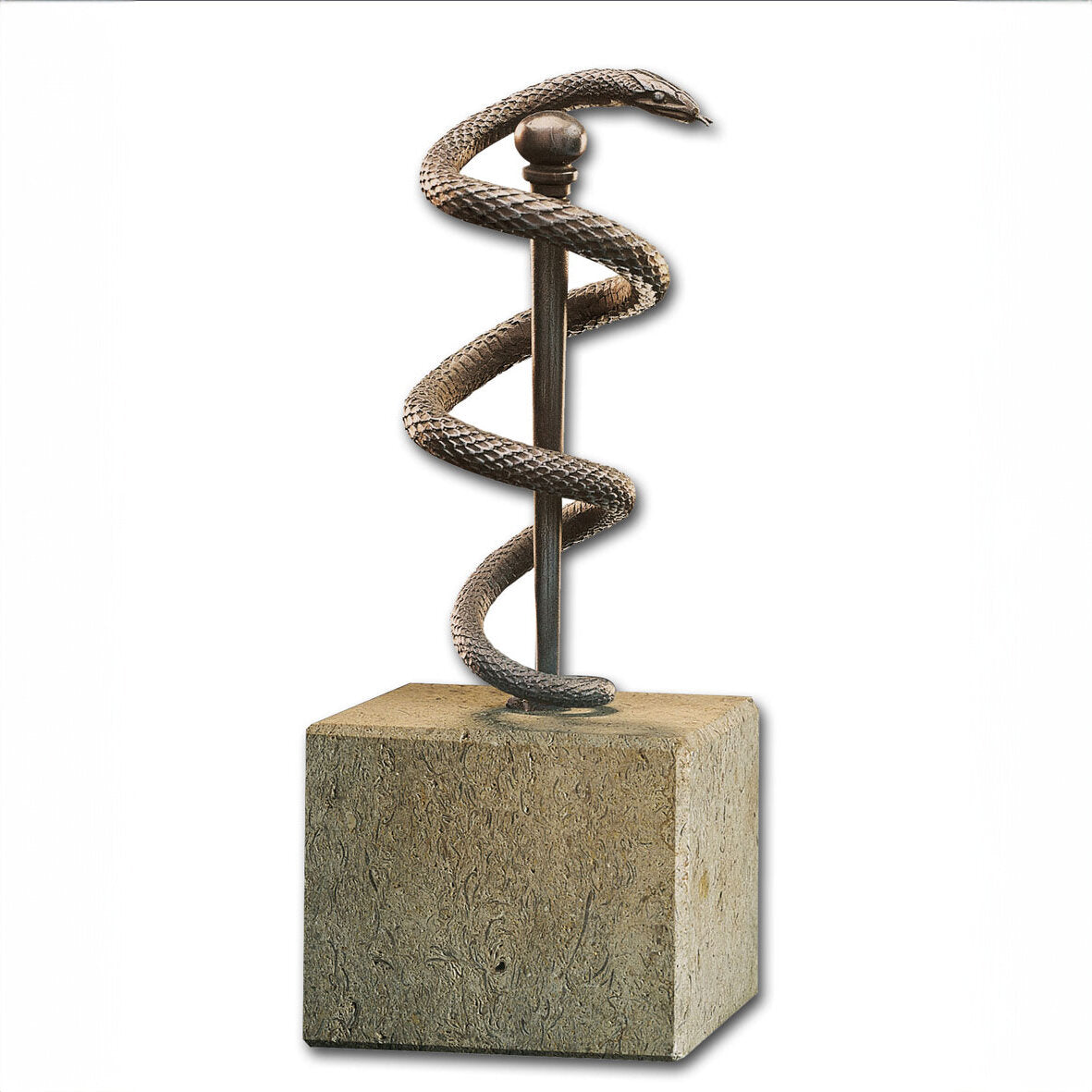 Bronzene Schlange um einen Stab, auf einem rechteckigen Steinblock.