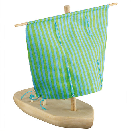 Holzboot mit grün-blau gestreitem Segel auf weißem Hintergrund.