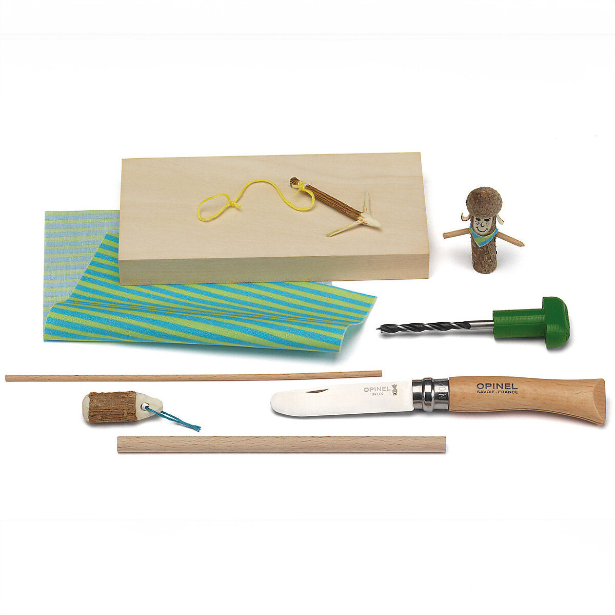 Verschiedene Werkzeuge und Materialien, darunter Holz, Stoff, Schnur, Messer, Bohrer, Holzfiguren und Holzstäbe.