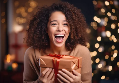 Eine Frau hält ein Geschenk in der Hand