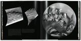 Zwei Fotos des Mondes, eine auf der linken Seite, eine auf der rechten Seite, mit Texten und Diagrammen.