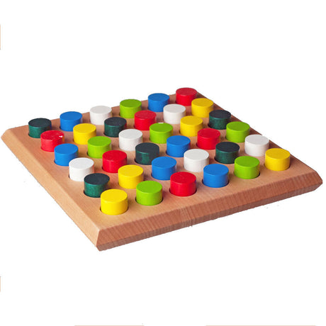 Holzbrett mit bunten, runden Spielsteinen in verschiedenen Farben.